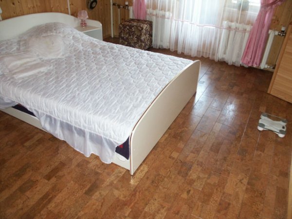 Пробковые полы в спальне
